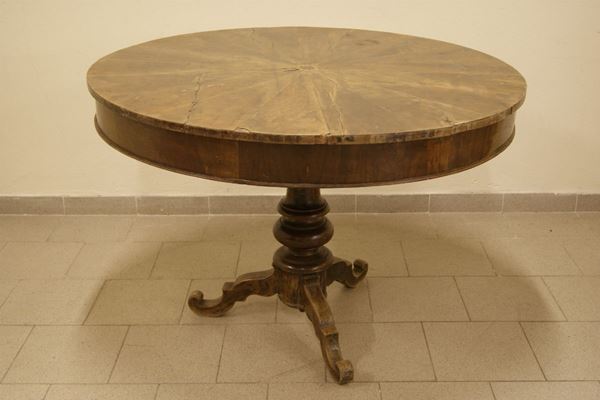 Tavolo tondo,  toscana sec. XIX, in noce, con fulcro centrale tonito su tre piedi sagomati, diametro cm 115 , da restaurare