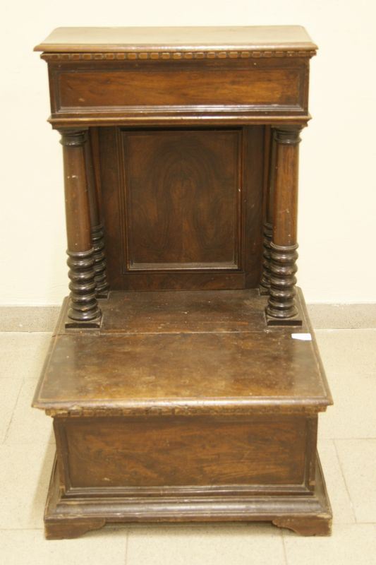 Inginocchiatoio , toscana sec. XVIII, in noce con colonne tornite,  cm 55x53x89