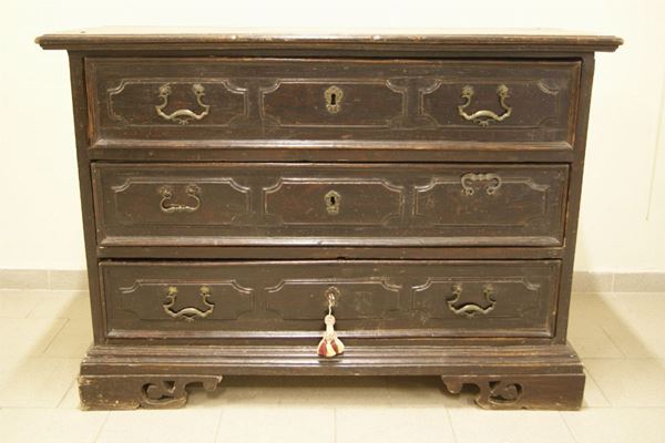 Cassettone, Italia centrale  sec.XVII,  in noce , a tre cassetti, cm 140x40x99