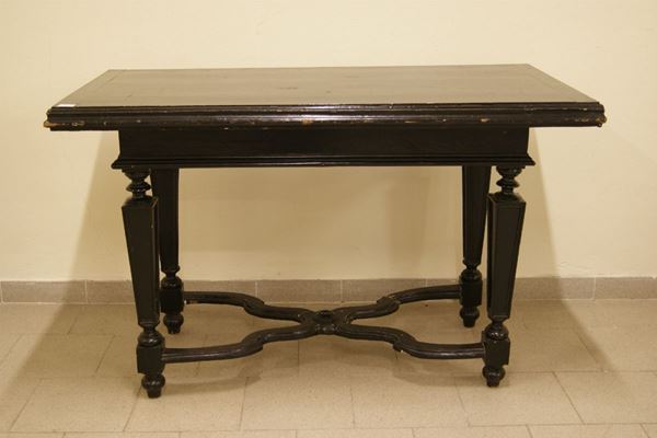 Tavolo, Emilia sec. XVIII, in legno laccato nero, con traverse sagomate, gambe scanalate,cm 135x70x84