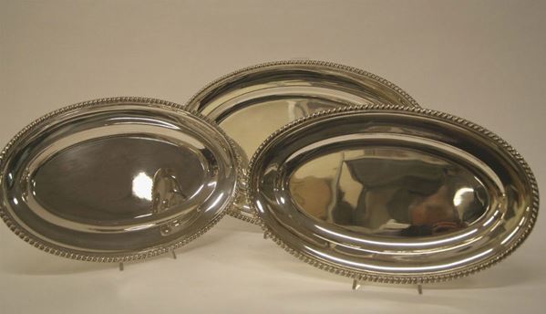 Tre vassoi ovali, in argento con bordi smerigliati gr. 2890