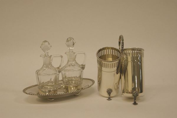 Oliera in argento con bottiglie in cristallo e portagrissini in argento a due posti, gr.  470 (2)