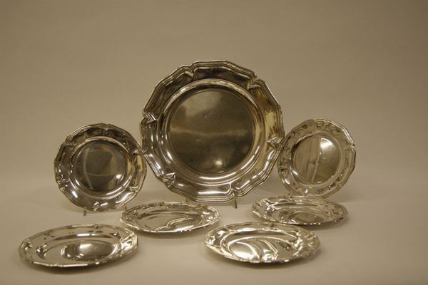 Vassoio tondo, in argento con bordo sagomato e sei piattini analoghi, gr. 2200