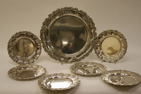 Vassoio tondo, in argento, con bordo sagomato e inciso , sei piattini analoghi gr.2800(7)