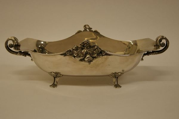 Centrotavola , in argento,  su quattro piedini,  cesellato a frutti e due manici gr.1070