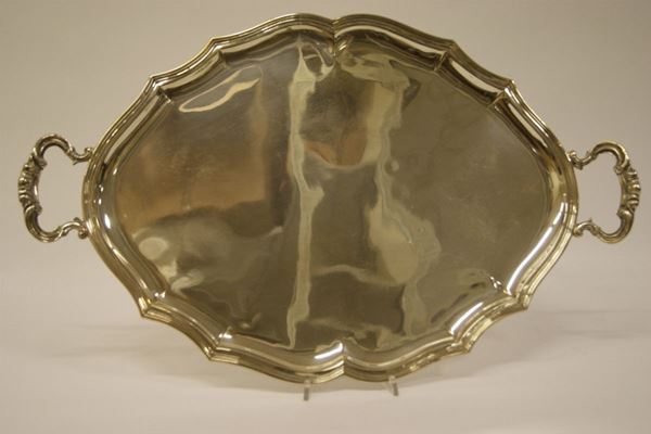 Vassoio, in argento sagomato e cesellato, a due manici. gr. 1520  - Asta Decorazione di Interni: Mobili, Oggetti d'arte, Argenti, Dipinti Antichi e edi secc. XIX e XX - Poggio Bracciolini Casa d'Aste
