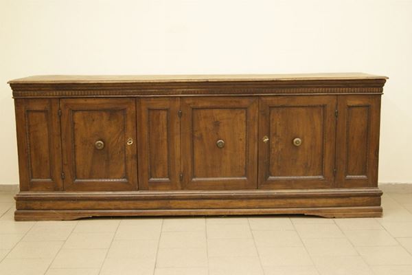 Credenza , in stile Seicento,  in noce , ricostruita con materiale antico a tre sportelli cm. 264x66x100  - Asta Decorazione di Interni: Mobili, Oggetti d'arte, Argenti, Dipinti Antichi e edi secc. XIX e XX - Poggio Bracciolini Casa d'Aste
