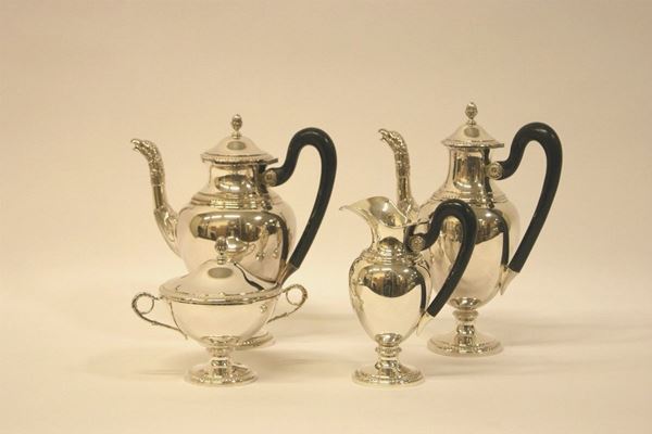 Servito da tÃ¨  e cioccolata, inizi sec. XX,  marcato Miracoli, in argento , composto di teiera, cioccolatiera, lattiera e zuccheriera, prese in legno, tot. gr. 1800(4)