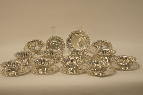 Dodici ciotoline e dodici piattini, in argento,  per complessivi gr.2100