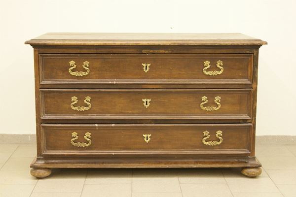 Cassettone, in stile '600, ricostruita con materiale antico, a tre cessetti e piedi a cipolla, cm 150x72x90