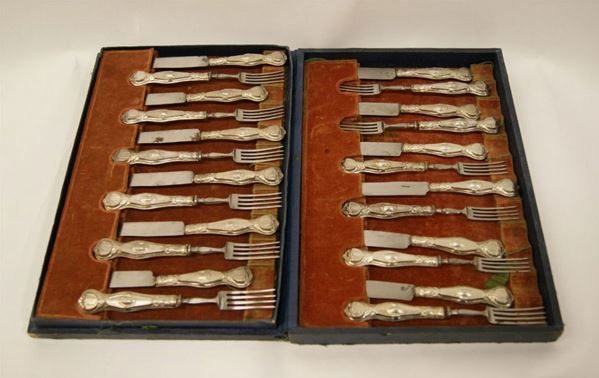 Astuccio con dodici forchettine e dodici coltelli,  con manici in argento inciso