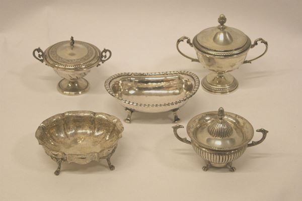 Due vaschette e tre zuccheriere, in argento, tot. g 720(5)