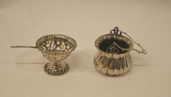 Acquasantiera,  sec. XIX,  in argento sbalzato, e ciotolina in argento traforato, g 200