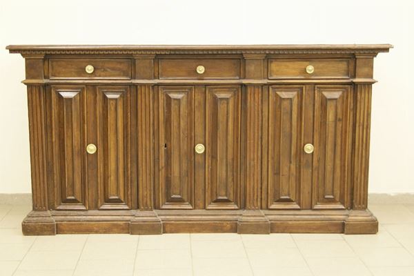 Credenza, in stile '600, ricostruita con materiale antico, a tre sportelli sformellati e tre cassetti, cm 223x63x114