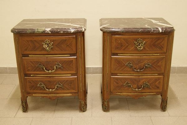 Coppia di comodini, in stile Settecento, a tre cassetti e piani in marmo, cm 55x40x70