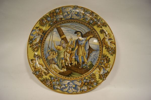 Piatto, sec. XX, in maiolica decorata  raffigurante la Crocefissione di Cristo, diametro 50, restaurato