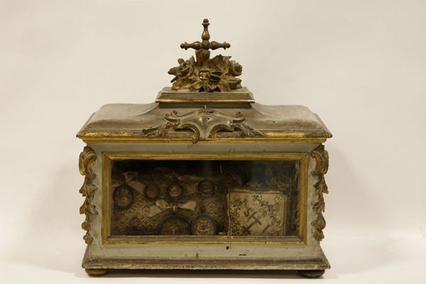 Piccola urna, sec. XVIII, in legno intagliato e dorato,  all'interno reliquie, difetti