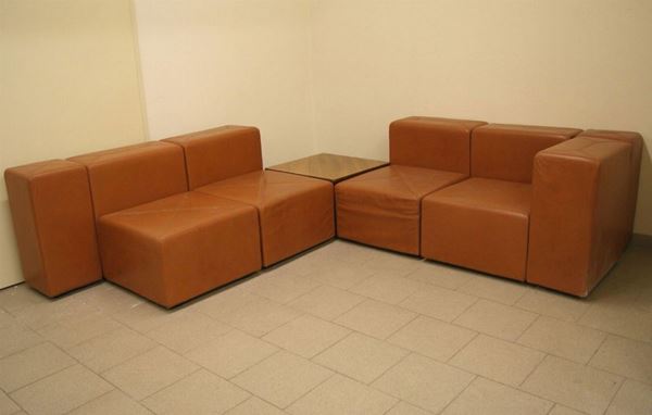 Divano componibile in pelle, anni '70, composto da undici fra sedute e schienali,  cm 185x185 angolare, e tavolino en suite