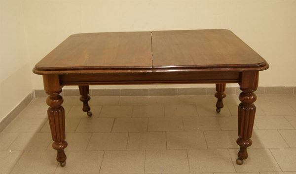 Tavolo, Inghilterra inizi sec.XX, allungabile, con gambe scanalate su ruotelle,cm 141x118, mancante di prolunghe