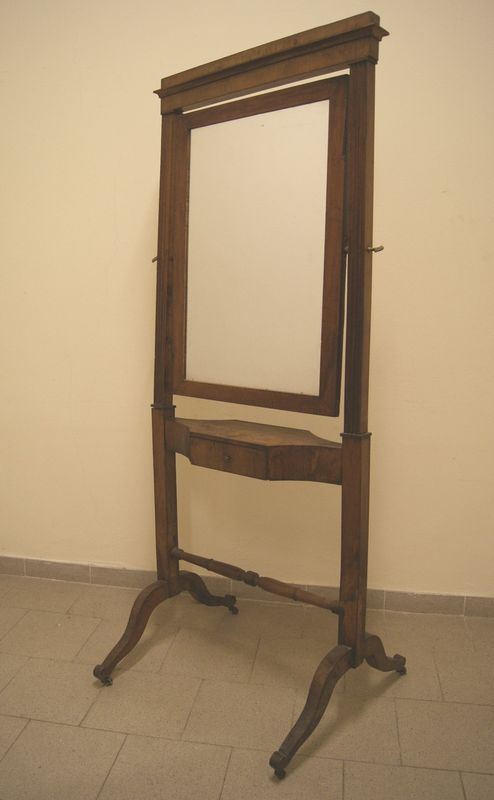 Specchiera, Toscana sec.XIX, in noce, con colonne scanalate, un cassetto e specchio a bilico, cm 80x23x190