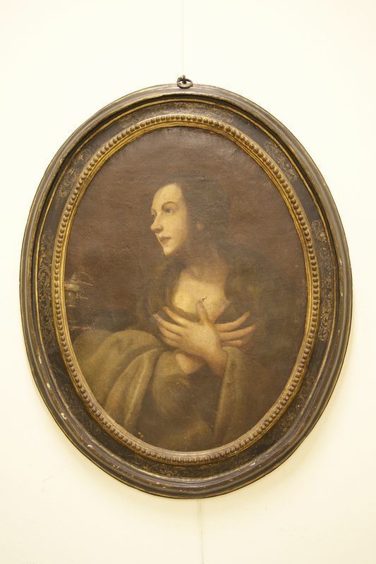 Scuola Toscana, sec. XVII,  MADDALENA,  olio su tela ovale, in cornice coeva, cm 86x64