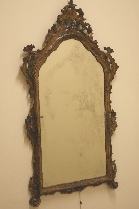 Specchiera,  nello tile del sec. XVIII, in legno intagliato e laccato, restauri