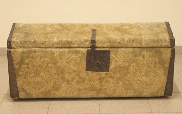 Baule, sec.XIX,  in legno  rivestito in velluto con rapporti in ferro, cm 99x42x45