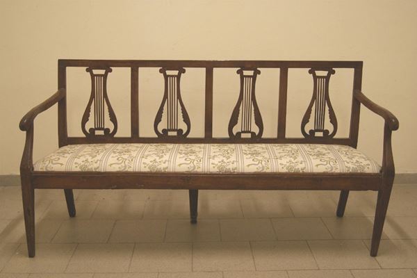Divano, Toscana sec. XVIII, in noce, con spalliera traforata e seduta imbottita  ricoperta con stoffa a fiori, cm 176x50x92