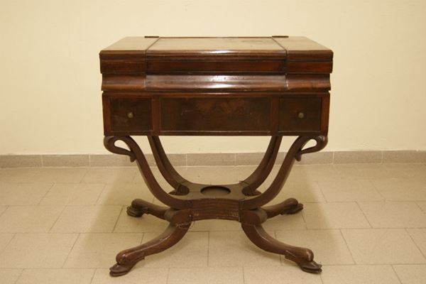 Toilette, Toscana sec. XIX, in legno, con due cassetti, piano da alzarsi e piedi con finali a teste di delfini, cm 83x60x89, alcuni danni