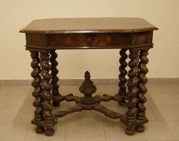 Tavolino da centro, Lombardia sec. XIX, in noce, ad un cassetto e gambe a tortiglione, cm 97x69x82, alcuni danni