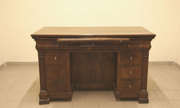 Scrivania da centro, Toscana sec. XIX, in noce, a nove cassetti e piano estraibile, cm 136x67x82, alcuni danni