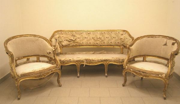 Divano e coppia di poltroncine, in stile Luigi XV, in legno dorato e intagliato, alcuni danni