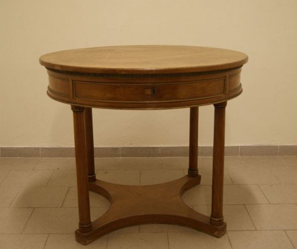 Tavolo tondo, in stile Impero, ad un cassetto e gambe a colonne,  diametro cm 107
