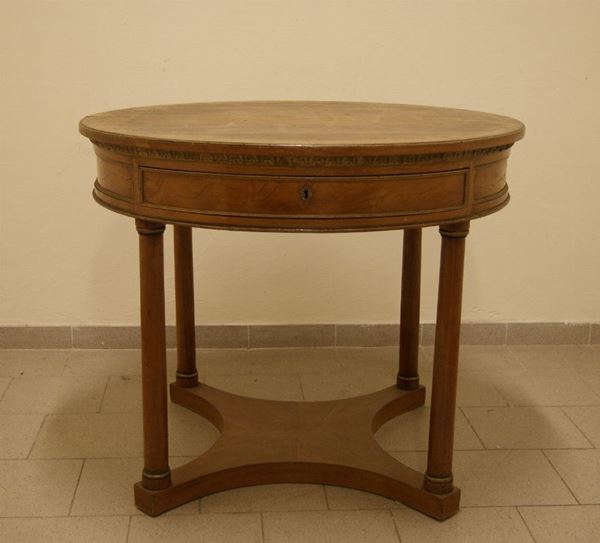 Tavolo tondo, in stile Impero, ad un cassetto e gambe a colonne,  diametro cm 107