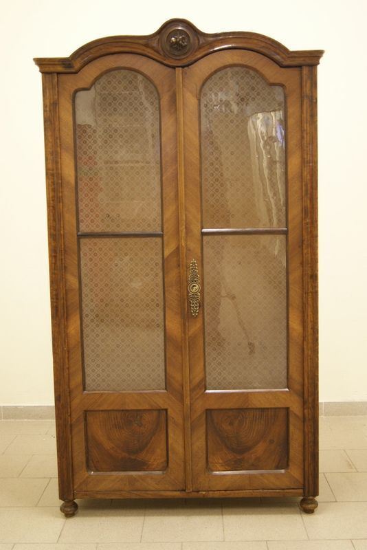 Vetrina, Austria  fine sec. XIX, in noce, a due sportelli e vetri decorati, cm 102x50x184