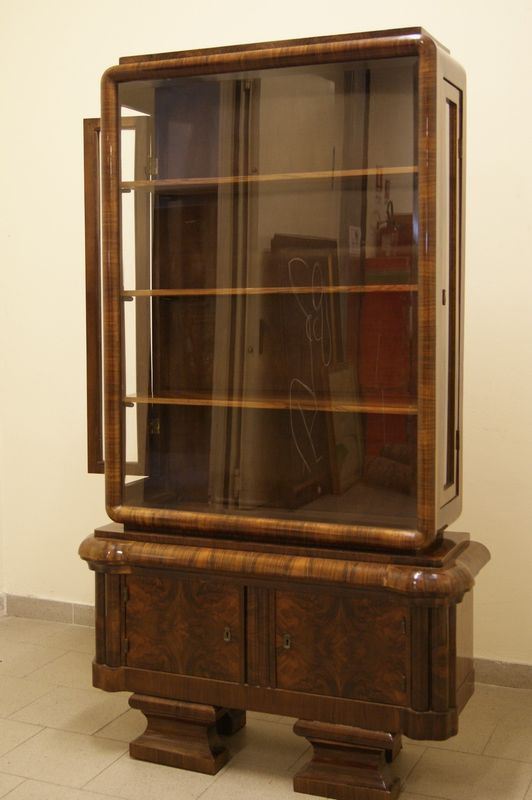 Vetrina, in stile DÃ¨co, in noce, a quattro sportelli due dei quali laterali, cm 108x42x189