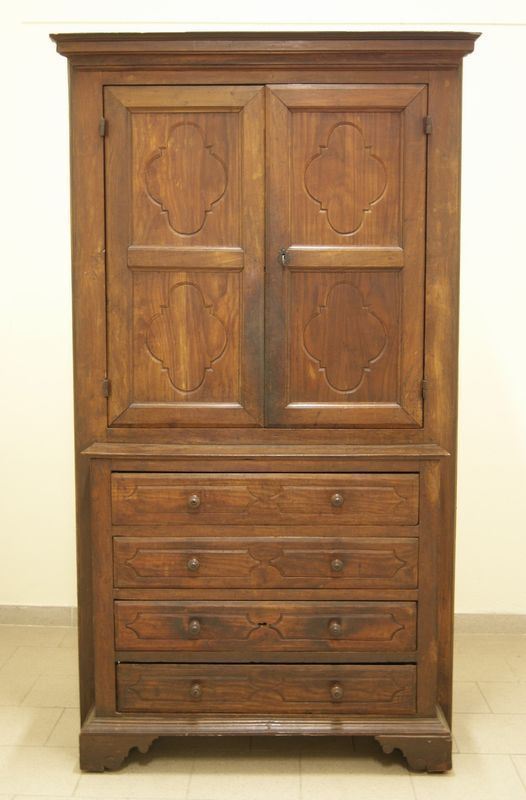 Credenza, Italia centrale sec. XVIII, in legno, a quattro cassetti e due sportelli sformellati, cm 111x70x202