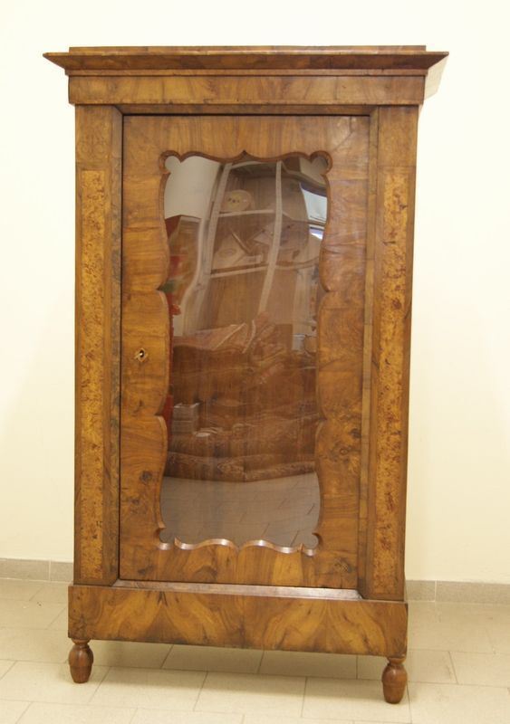 Vetrina, Biedermeier sec. XIX, in noce e radica, ad uno sportello, cm 110x54x180