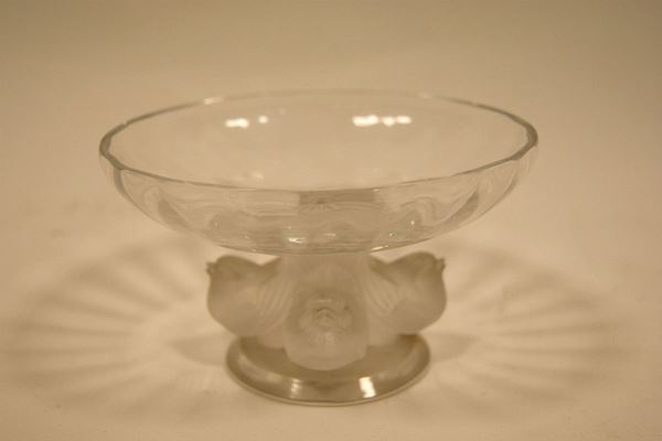 Alzatina in vetro Lalique, con sostegni a volatili, alt. cm 8,5