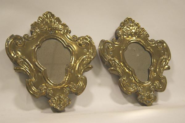 Due cartaglorie, sec. XVIII, in legno con mostra in metallo dorato sbalzato, alt. cm 27