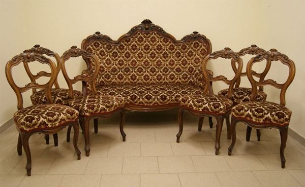 Divano in stile Luigi Filippo, sec XIX, con spalliera in noce sagomata e intagliata, imbottito e ricoperto in velluto controtagliato, cm 156x77x116, e sei sedie en suite