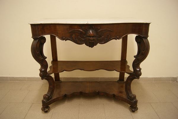 Consolle, sec. XIX, in noce intagliata e sagomata, gambe anteriori ricurve,  due sottopiani e piano in marmo con difetti, cm 114x56x102
