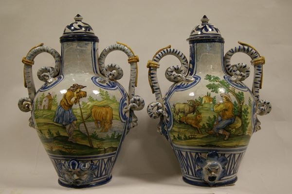 Coppia di idrie, in stile '700, in maiolica pitturata e decorata a figure di animali, con coperchio e manici a forma di serpenti, alt. cm 61, restauri