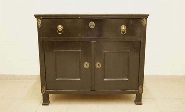 Credenza, Biedermeier, sec. XIX, in legno laccato nero, ad un cassetto e due sportelli sformellati, cm 106x50x90
