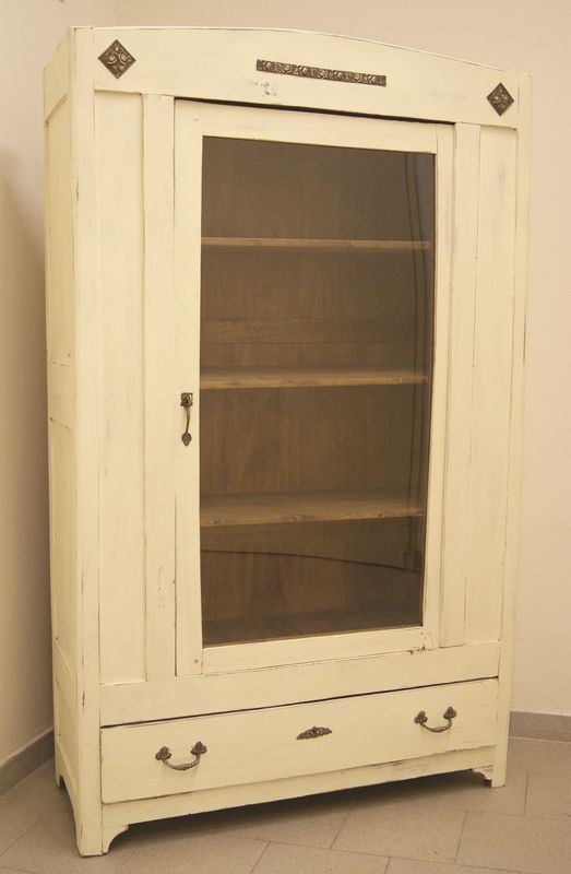 Vetrina, inizi sec. XX, in legno laccato bianco, uno sportello ed un cassetto, cm 117x44,5x190