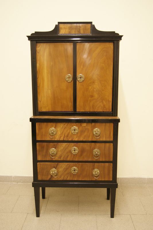 Credenza a due corpi, inizi sec. XX, in legno con profili ebanizzati, tre cassetti e due sportelli, cm 70x39x161