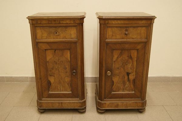 Coppia di comodini, sec. XIX, in noce,  uno sportello ed un cassetto, cm 48x40x90, alcuni danni