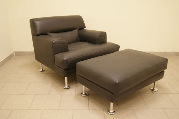 Poltrona e puff Elise, produzione Cappellini, struttura in metallo e poliuretano schiumato completato da poliuretano espanso, colore nero, piedi in alluminio, cm 90x145