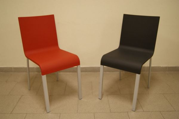 Due sedie 03, produzione Vitra, in poliuretano, una di colore rosso e l'altra di colore nero