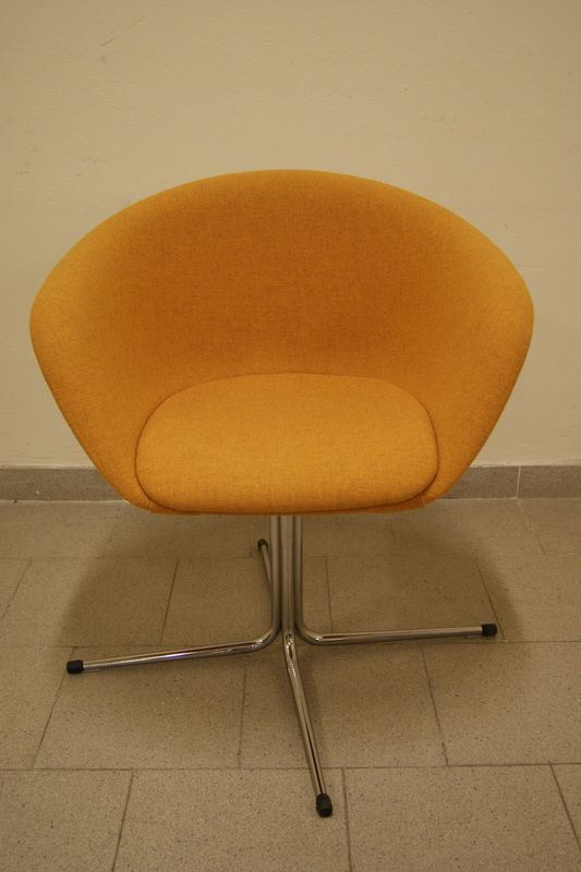 Poltroncina Duna, produzione Arper, struttura in acciaio con trespolo girevole e seduta in tessuto arancione
